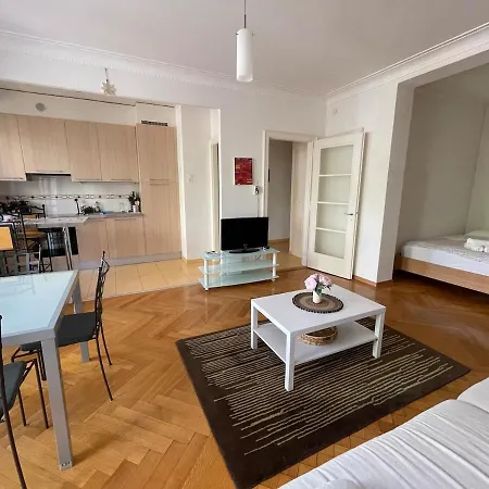 With Balcony-6 Minutes From The Railway Apartamento *