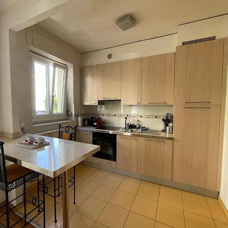With Balcony-6 Minutes From The Railway Apartamento