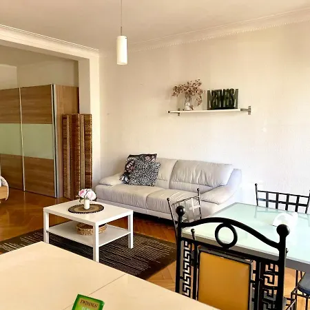 With Balcony-6 Minutes From The Railway Apartamento